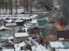 Пожарные тушат частные дома в центре Саратова