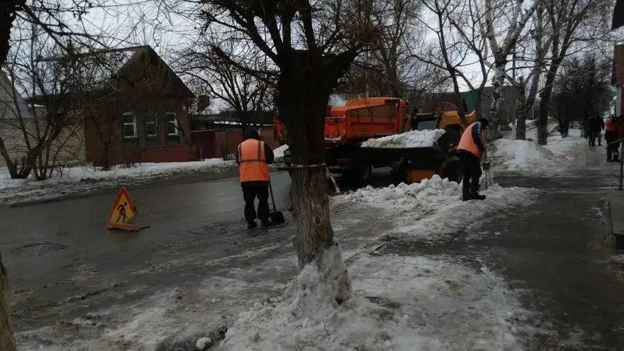 Энгельсский коммунальщики очищают улицы от наледи и талых вод