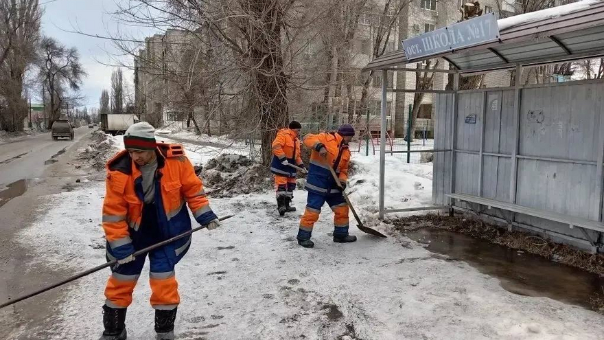 Энгельсский коммунальщики очищают улицы от наледи и талых вод