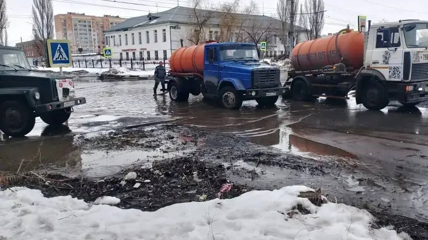 Энгельсский коммунальщики очищают улицы от наледи и талых вод