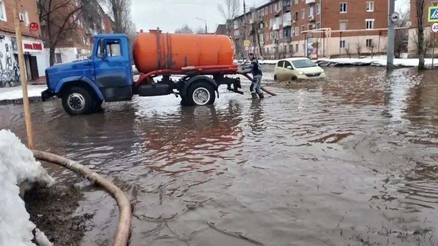 Энгельсский коммунальщики очищают улицы от наледи и талых вод