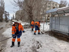Энгельсский коммунальщики очищают улицы от наледи и талых вод
