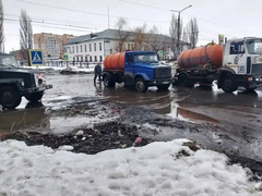Энгельсский коммунальщики очищают улицы от наледи и талых вод