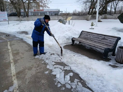 Энгельсский коммунальщики очищают улицы от наледи и талых вод