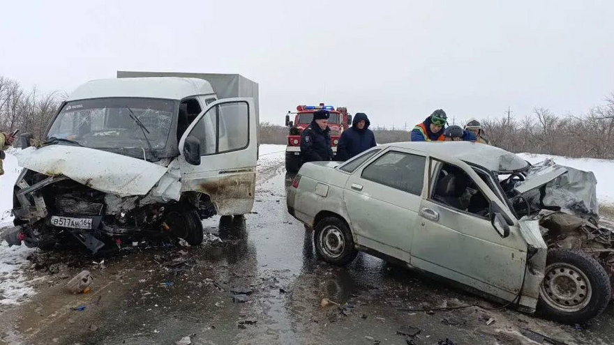 Один погиб и трое пострадали в ДТП с Газелью в Саратовской области