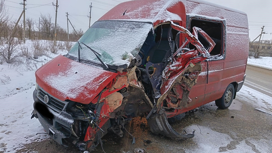 Водитель фургона пострадал в ДТП с грузовиком под Саратовом