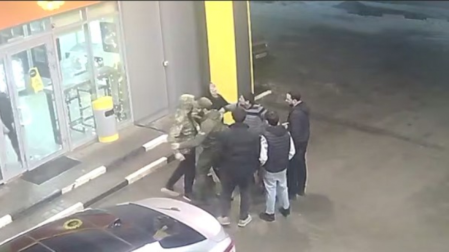 Группа чеченцев с ножом напала на мужчин на заправке в Саратовской области