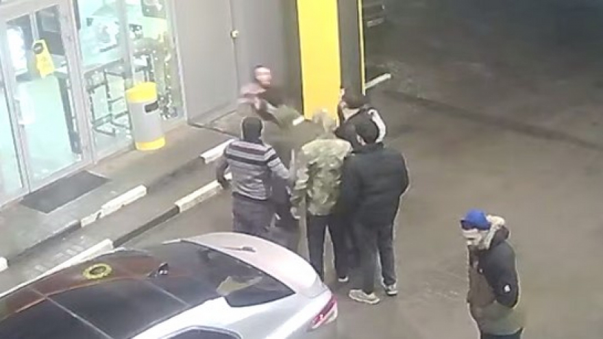 Группа чеченцев с ножом напала на мужчин на заправке в Саратовской области