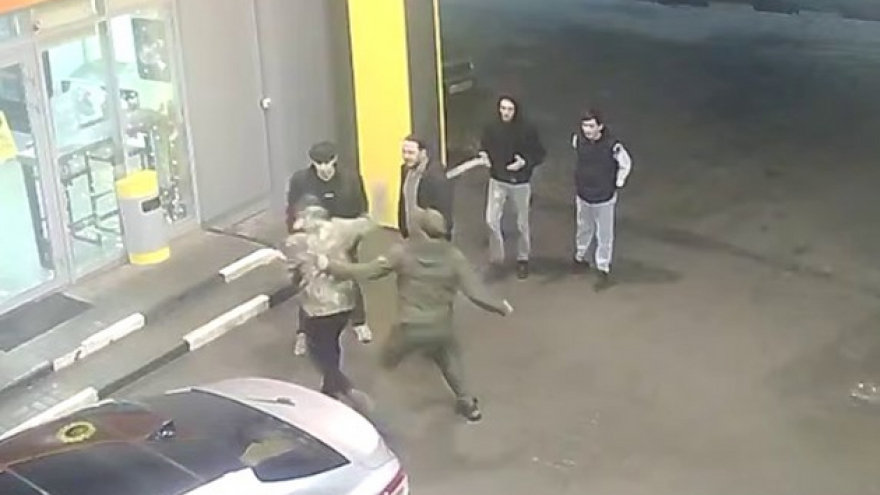 Группа чеченцев с ножом напала на мужчин на заправке в Саратовской области