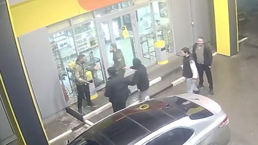 Группа чеченцев с ножом напала на мужчин на заправке в Саратовской области