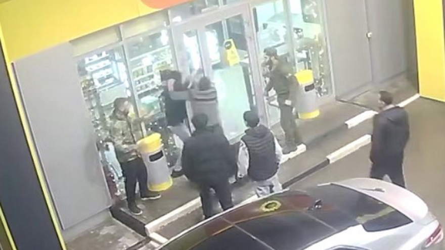 Группа чеченцев с ножом напала на мужчин на заправке в Саратовской области