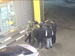 Группа чеченцев с ножом напала на мужчин на заправке в Саратовской области