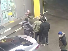 Группа чеченцев с ножом напала на мужчин на заправке в Саратовской области