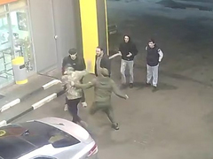 Группа чеченцев с ножом напала на мужчин на заправке в Саратовской области