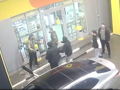 Группа чеченцев с ножом напала на мужчин на заправке в Саратовской области