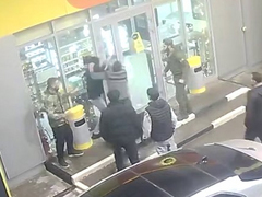 Группа чеченцев с ножом напала на мужчин на заправке в Саратовской области