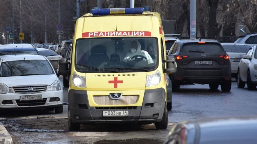 В Саратове мужчина покалечился при падении с высоты