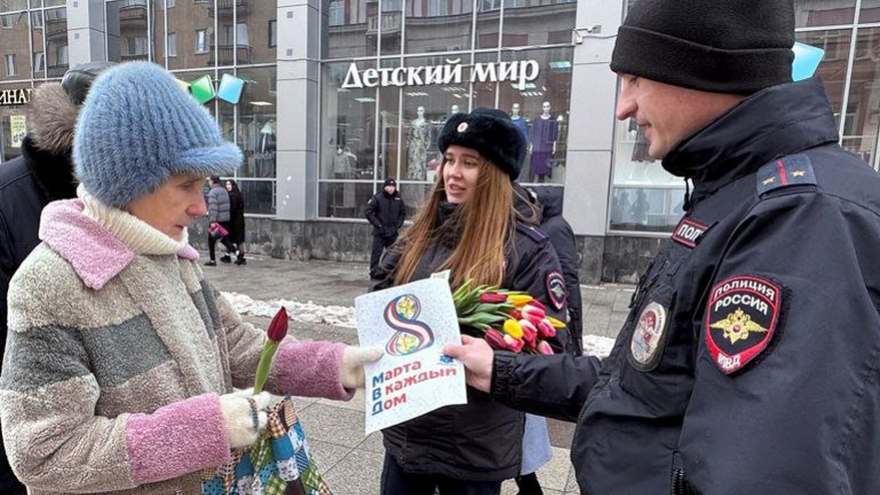 Саратовские полицейские поздравили женщин и посоветовали им не связываться с мошенниками