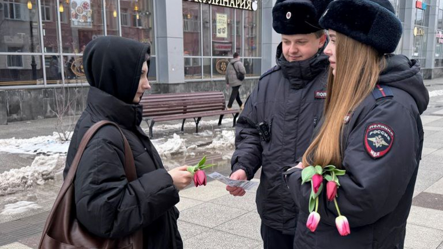 Саратовские полицейские поздравили женщин и посоветовали им не связываться с мошенниками