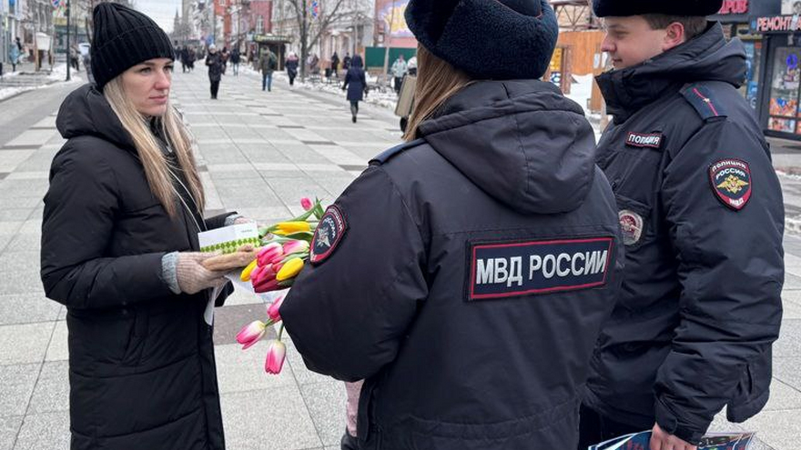 Саратовские полицейские поздравили женщин и посоветовали им не связываться с мошенниками