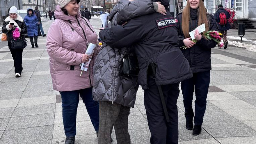 Саратовские полицейские поздравили женщин и посоветовали им не связываться с мошенниками