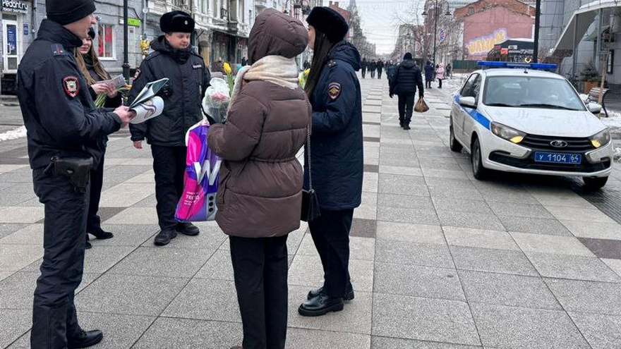 Саратовские полицейские поздравили женщин и посоветовали им не связываться с мошенниками