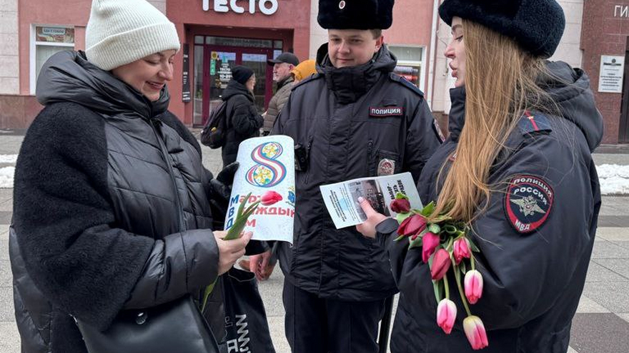 Саратовские полицейские поздравили женщин и посоветовали им не связываться с мошенниками
