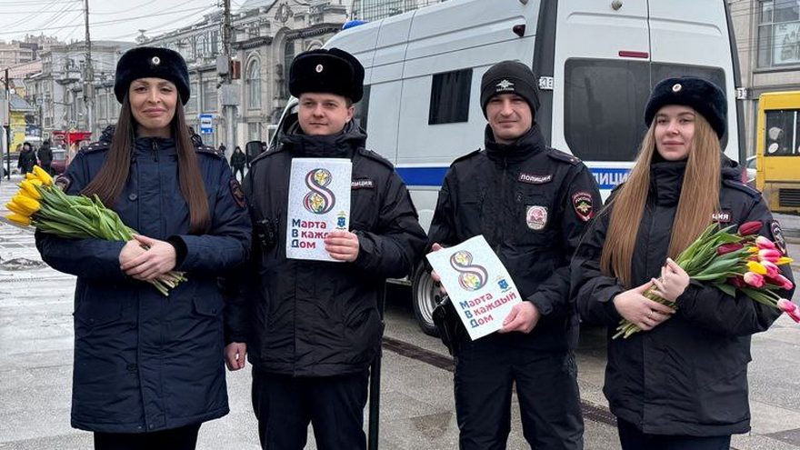 Саратовские полицейские поздравили женщин и посоветовали им не связываться с мошенниками