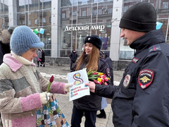 Саратовские полицейские поздравили женщин и посоветовали им не связываться с мошенниками