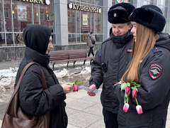 Саратовские полицейские поздравили женщин и посоветовали им не связываться с мошенниками