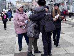 Саратовские полицейские поздравили женщин и посоветовали им не связываться с мошенниками