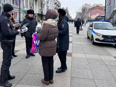 Саратовские полицейские поздравили женщин и посоветовали им не связываться с мошенниками