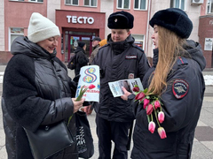Саратовские полицейские поздравили женщин и посоветовали им не связываться с мошенниками