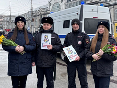Саратовские полицейские поздравили женщин и посоветовали им не связываться с мошенниками