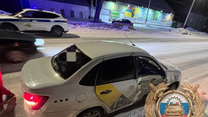 В Саратовской области в аварии пострадали двое пассажиров такси