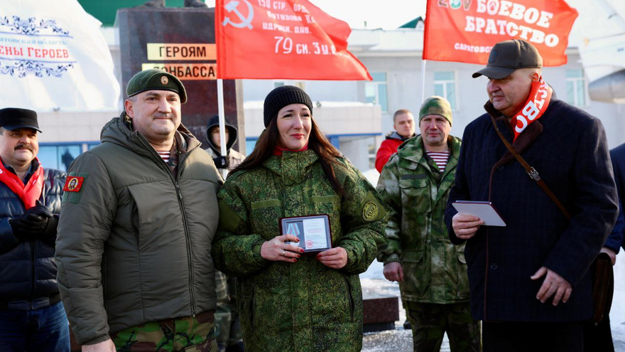 В Саратове депутат Калинин цветами и конфетами поздравил женщин с 8 Марта