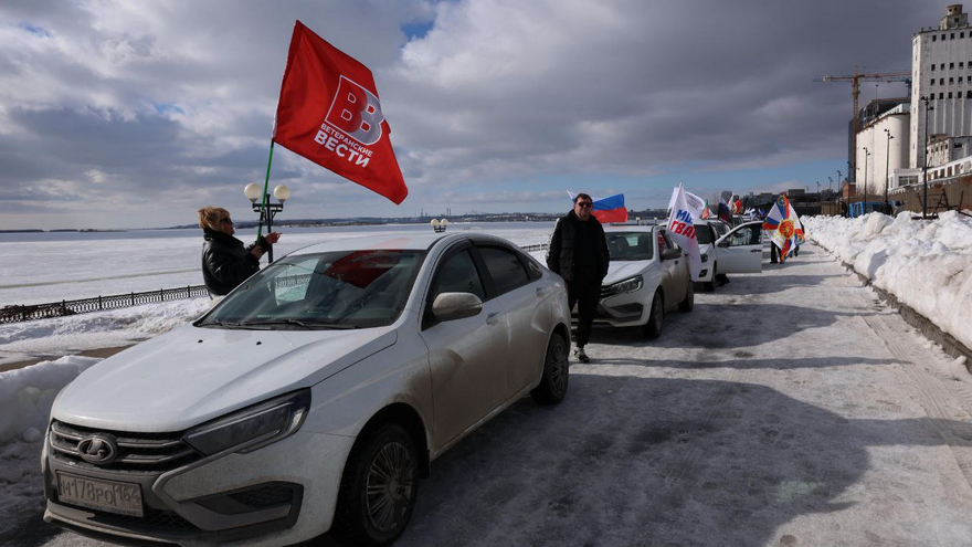 В Саратове депутат Калинин цветами и конфетами поздравил женщин с 8 Марта