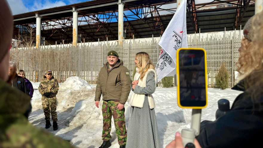 В Саратове депутат Калинин цветами и конфетами поздравил женщин с 8 Марта