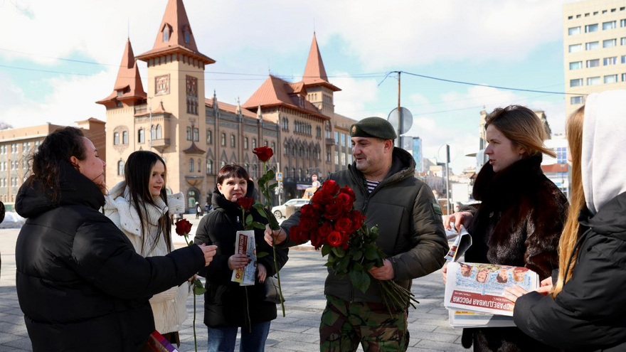 В Саратове депутат Калинин цветами и конфетами поздравил женщин с 8 Марта