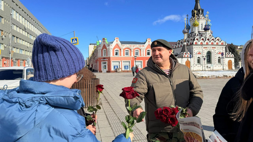 В Саратове депутат Калинин цветами и конфетами поздравил женщин с 8 Марта