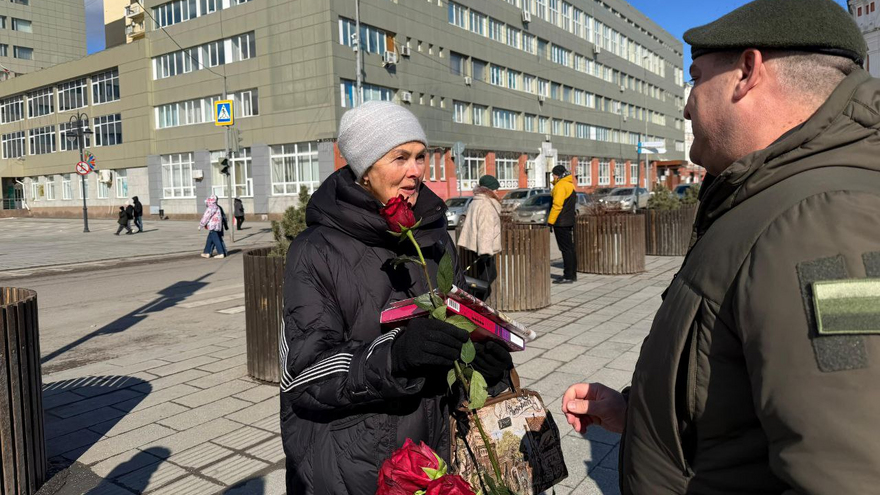 В Саратове депутат Калинин цветами и конфетами поздравил женщин с 8 Марта