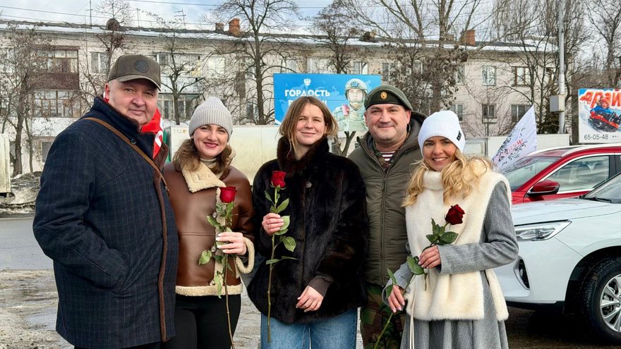 В Саратове депутат Калинин цветами и конфетами поздравил женщин с 8 Марта