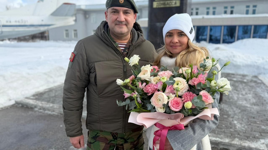 В Саратове депутат Калинин цветами и конфетами поздравил женщин с 8 Марта