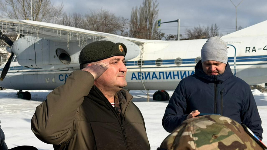 В Саратове депутат Калинин цветами и конфетами поздравил женщин с 8 Марта