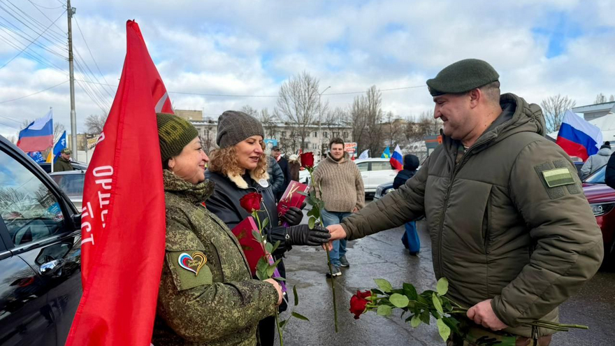 В Саратове депутат Калинин цветами и конфетами поздравил женщин с 8 Марта