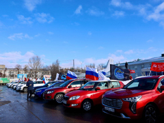 В Саратове депутат Калинин цветами и конфетами поздравил женщин с 8 Марта