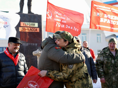 В Саратове депутат Калинин цветами и конфетами поздравил женщин с 8 Марта