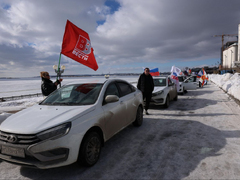 В Саратове депутат Калинин цветами и конфетами поздравил женщин с 8 Марта
