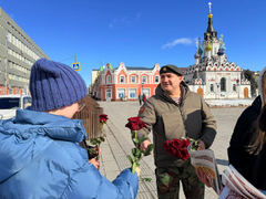 В Саратове депутат Калинин цветами и конфетами поздравил женщин с 8 Марта