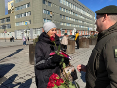 В Саратове депутат Калинин цветами и конфетами поздравил женщин с 8 Марта